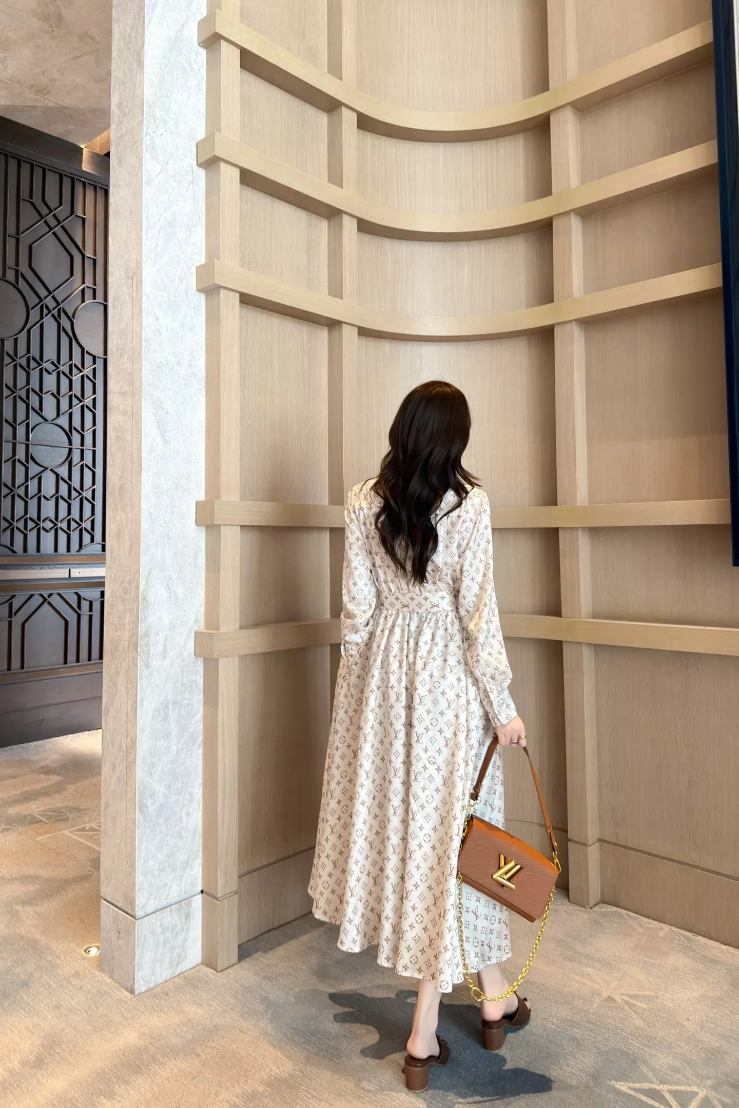 루이비통 모노그램 프린트 벨티드 긴소매 셔츠 원피스 상세 이미지 24