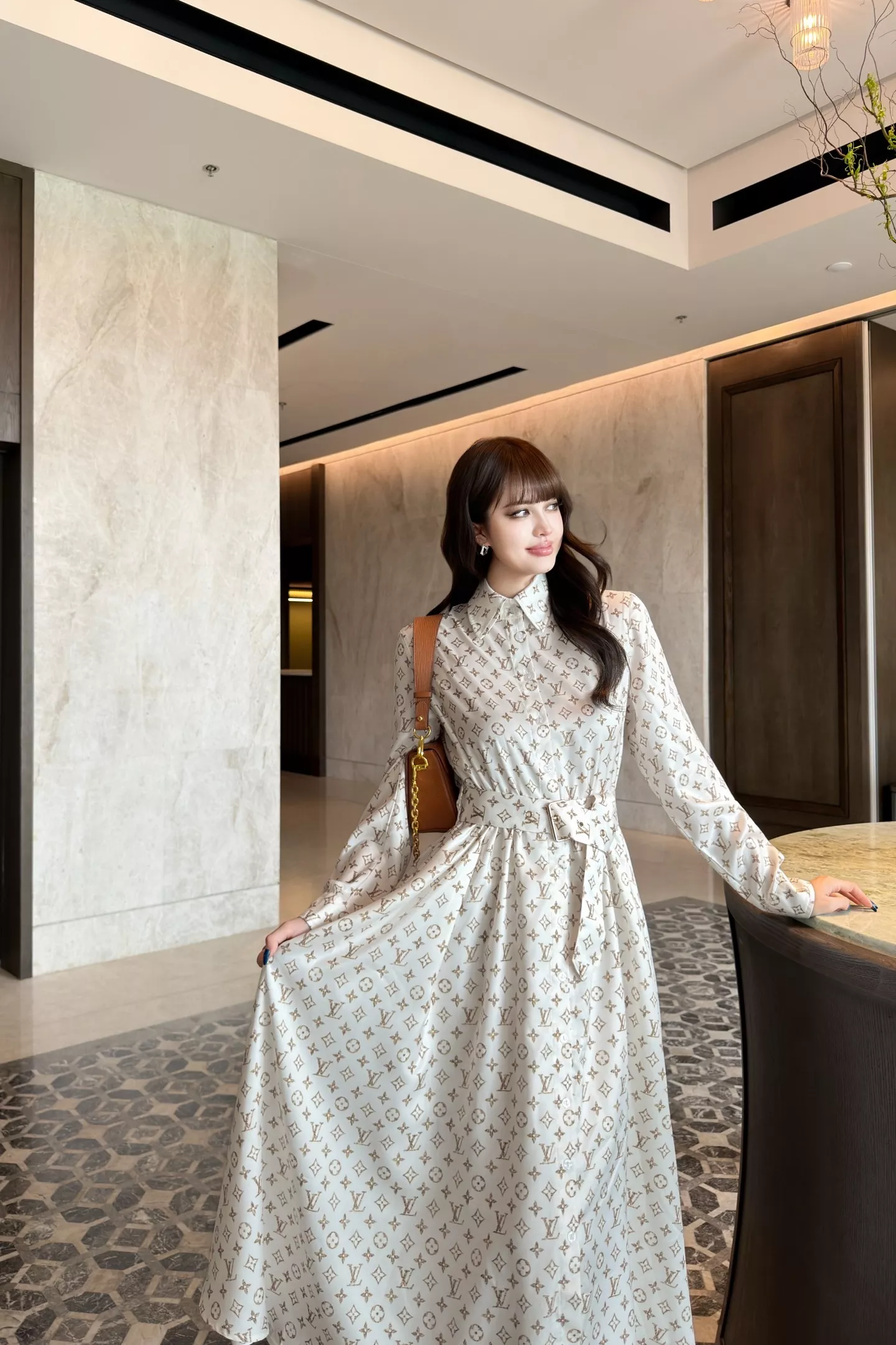 루이비통 모노그램 프린트 벨티드 긴소매 셔츠 원피스 상세 이미지 31