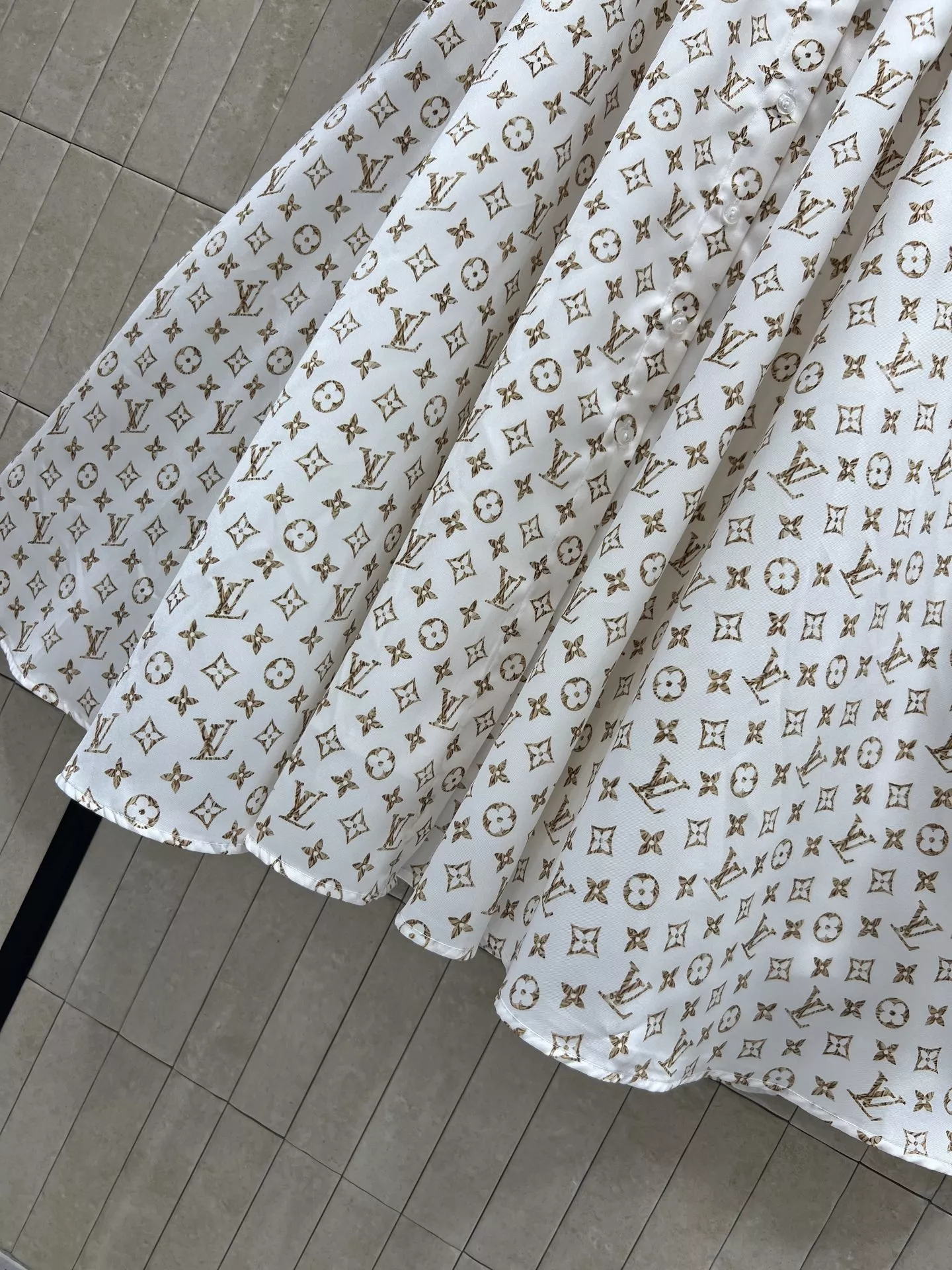 루이비통 모노그램 프린트 벨티드 긴소매 셔츠 원피스 상세 이미지 3