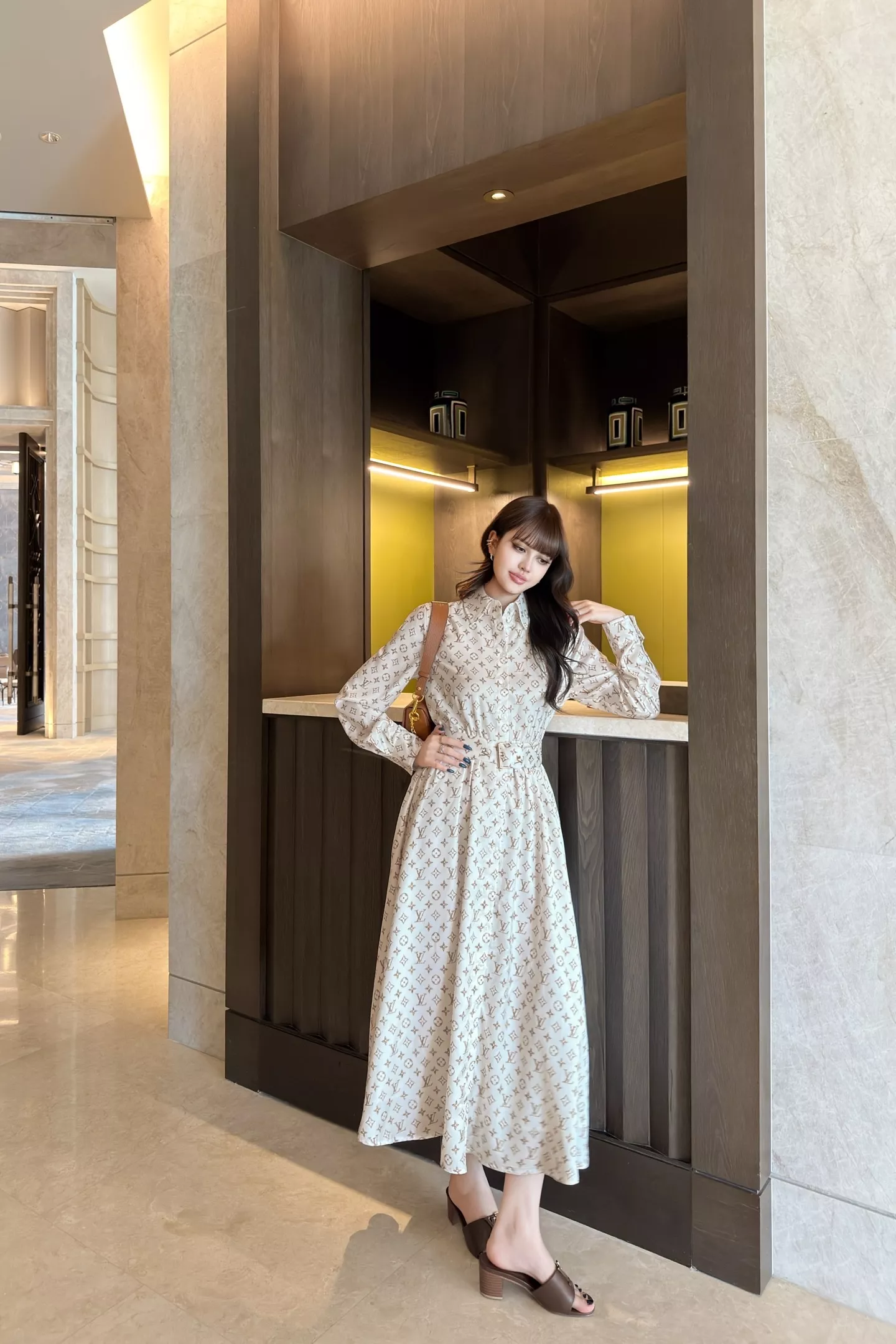 루이비통 모노그램 프린트 벨티드 긴소매 셔츠 원피스 상세 이미지 27