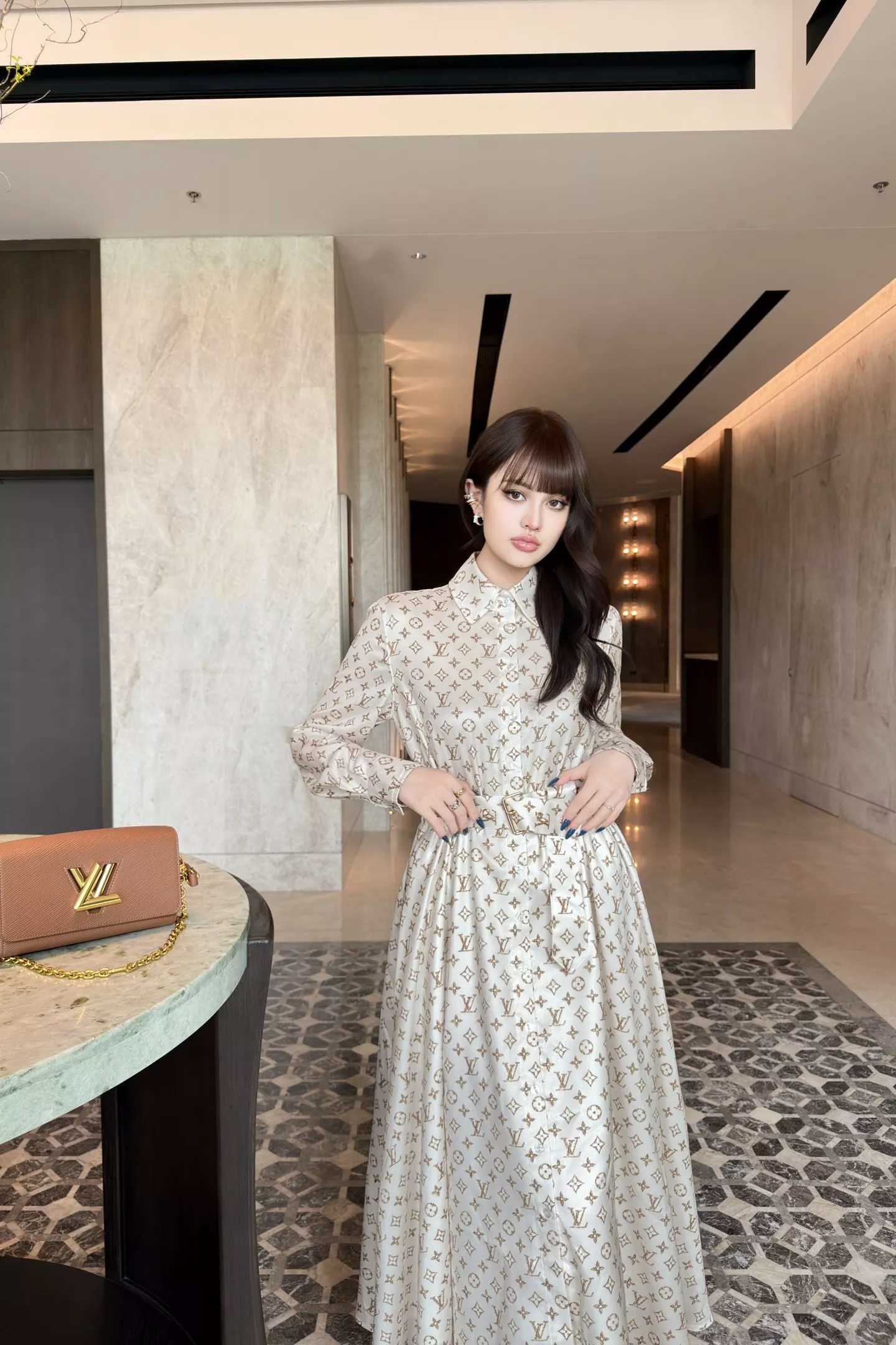 루이비통 모노그램 프린트 벨티드 긴소매 셔츠 원피스 상세 이미지 33