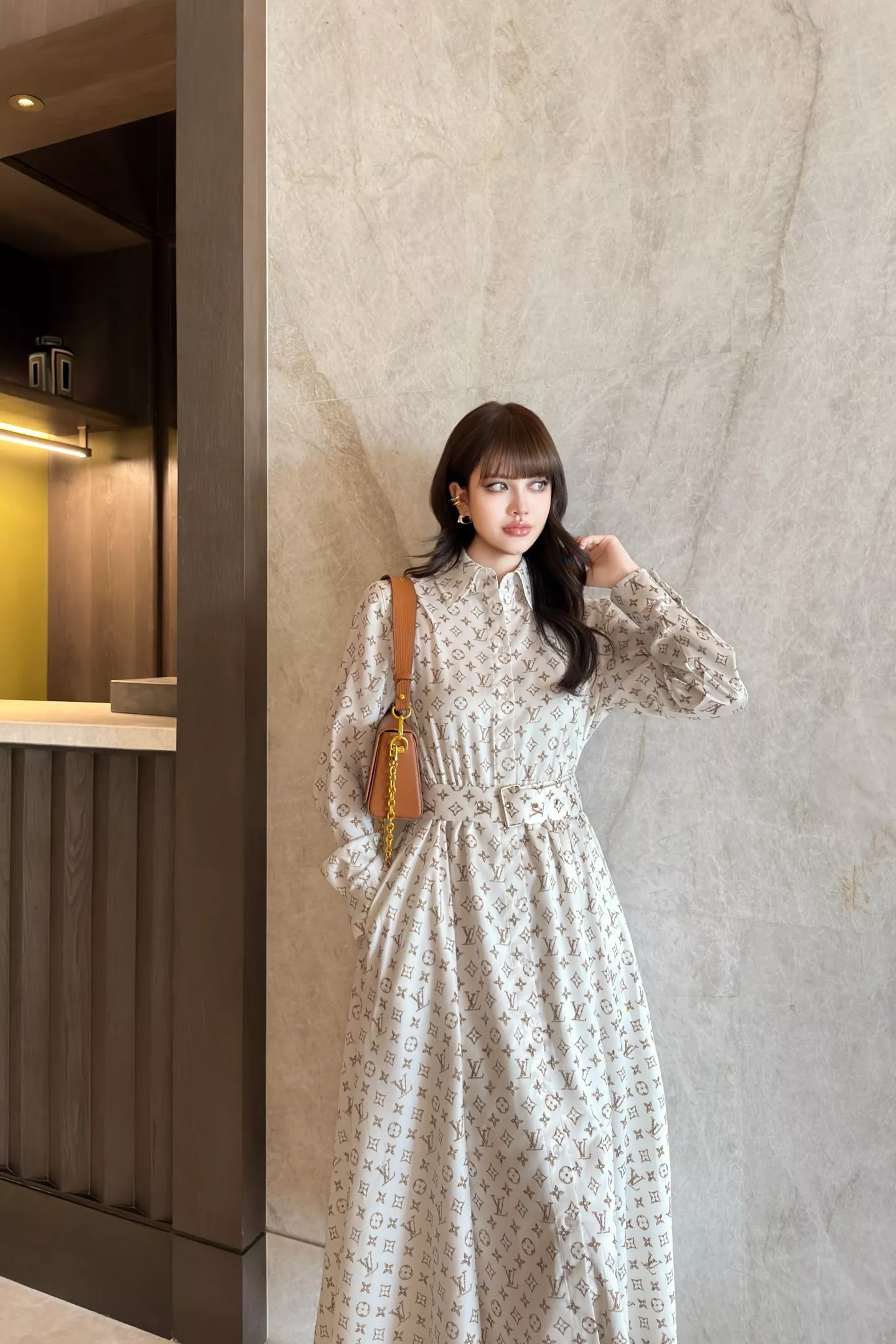 루이비통 모노그램 프린트 벨티드 긴소매 셔츠 원피스 상세 이미지 28