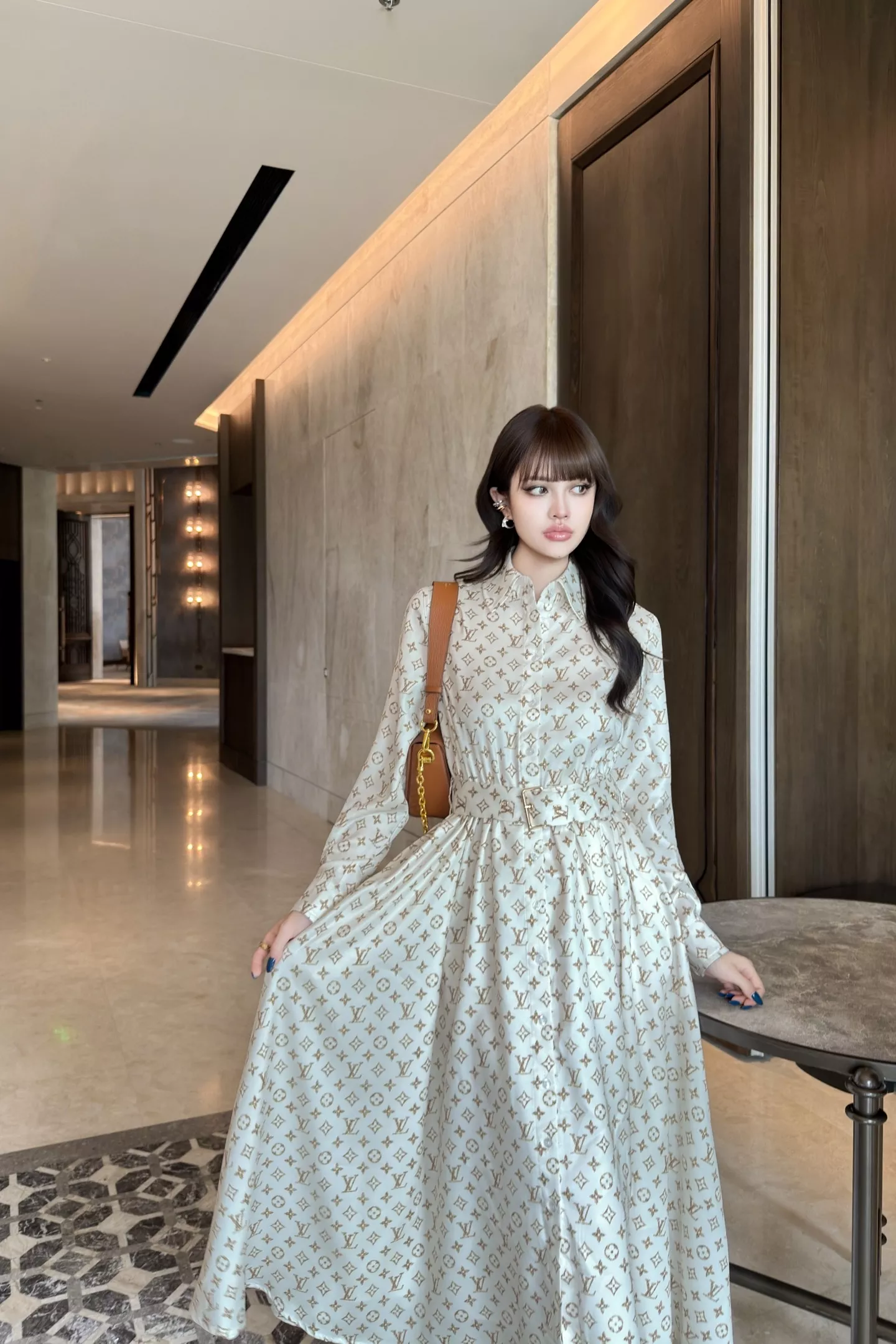 루이비통 모노그램 프린트 벨티드 긴소매 셔츠 원피스 상세 이미지 29
