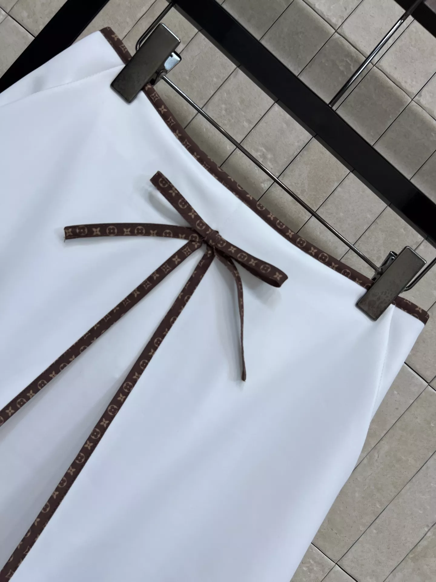 루이비통 모노그램 트리밍 리본 포인트 미니 스커트 상세 이미지 2