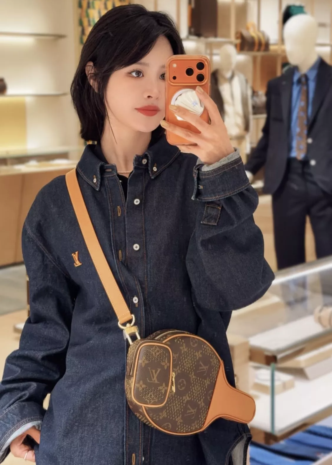 루이비통 워싱 코튼 트윌 데님 긴소매 셔츠 상세 이미지 36
