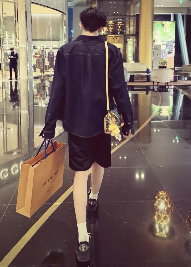 루이비통 워싱 코튼 트윌 데님 긴소매 셔츠 상세 이미지 22