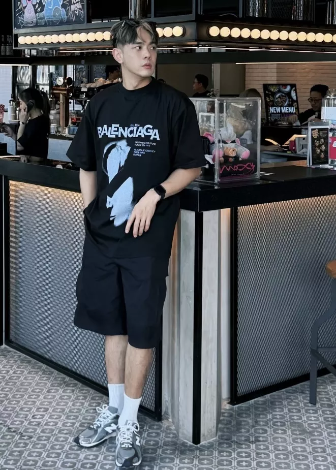 발렌시아가 블러 인물 프린트 오버핏 반소매 티셔츠 상세 이미지 30