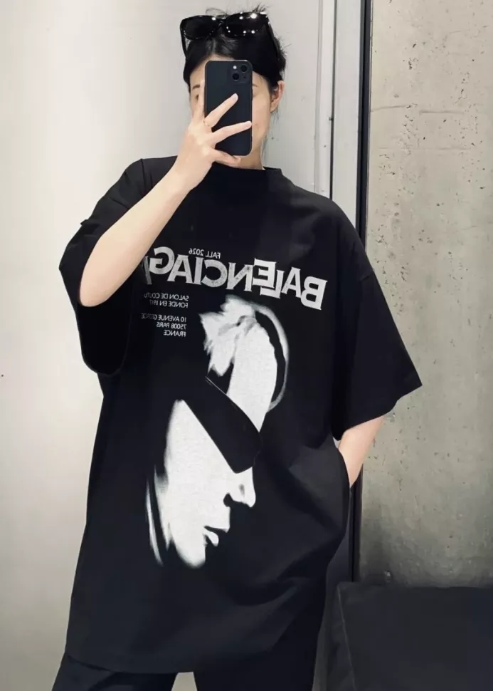 발렌시아가 블러 인물 프린트 오버핏 반소매 티셔츠 상세 이미지 34