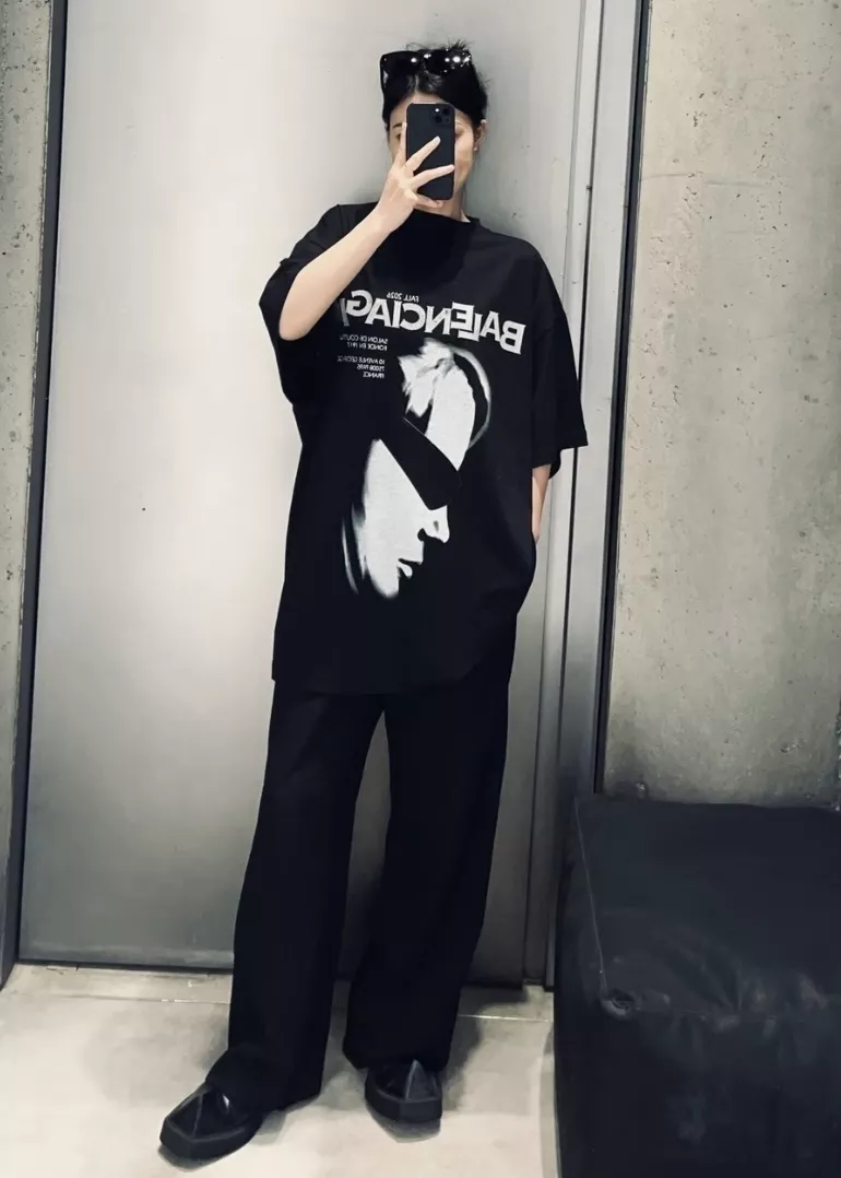 발렌시아가 블러 인물 프린트 오버핏 반소매 티셔츠 상세 이미지 33