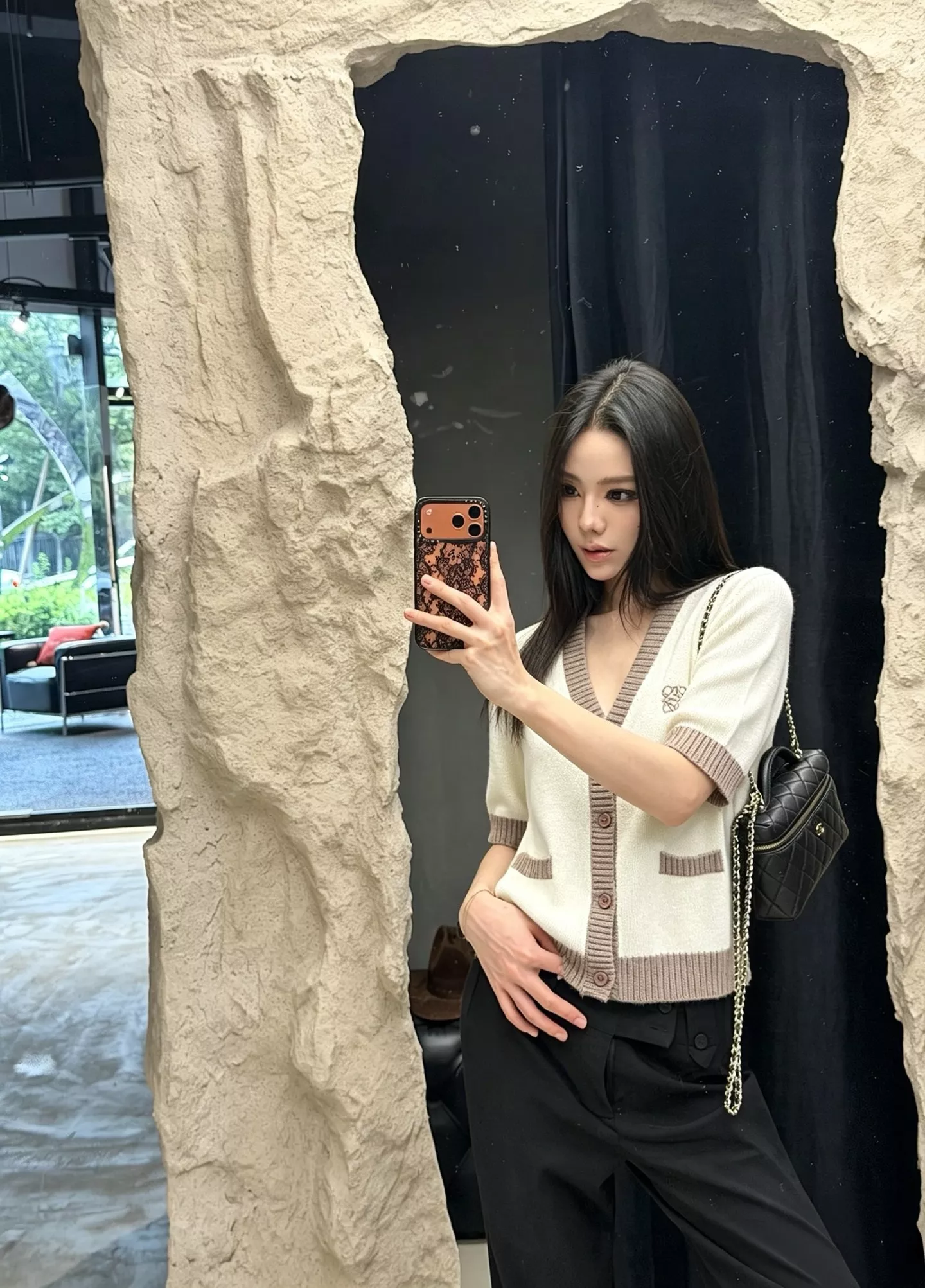 로에베 브이넥 스트라이프 배색 자수 반소매 가디건 상세 이미지 16