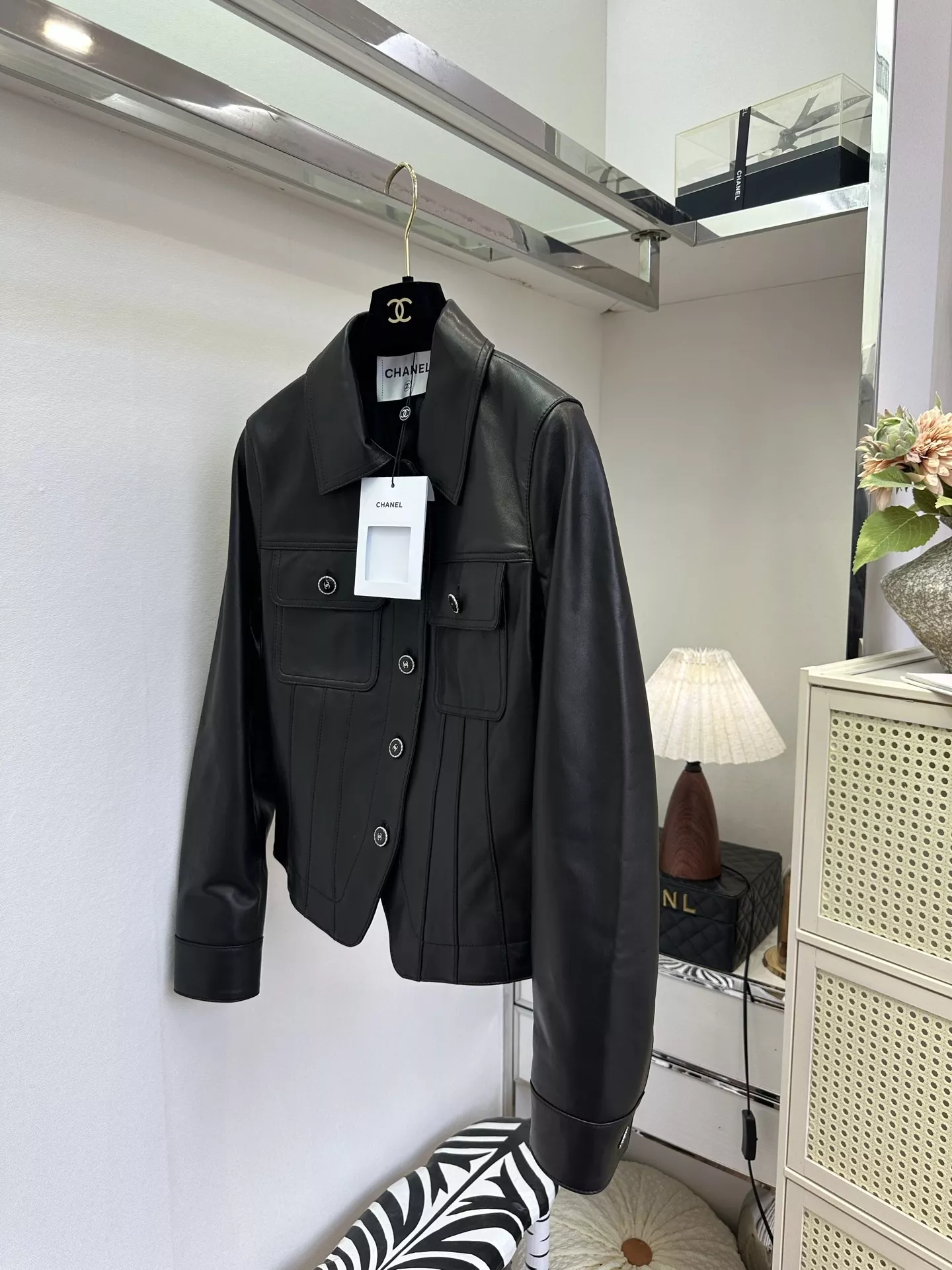 샤넬 양가죽 배색 칼라 크롭 재킷 상세 이미지 9