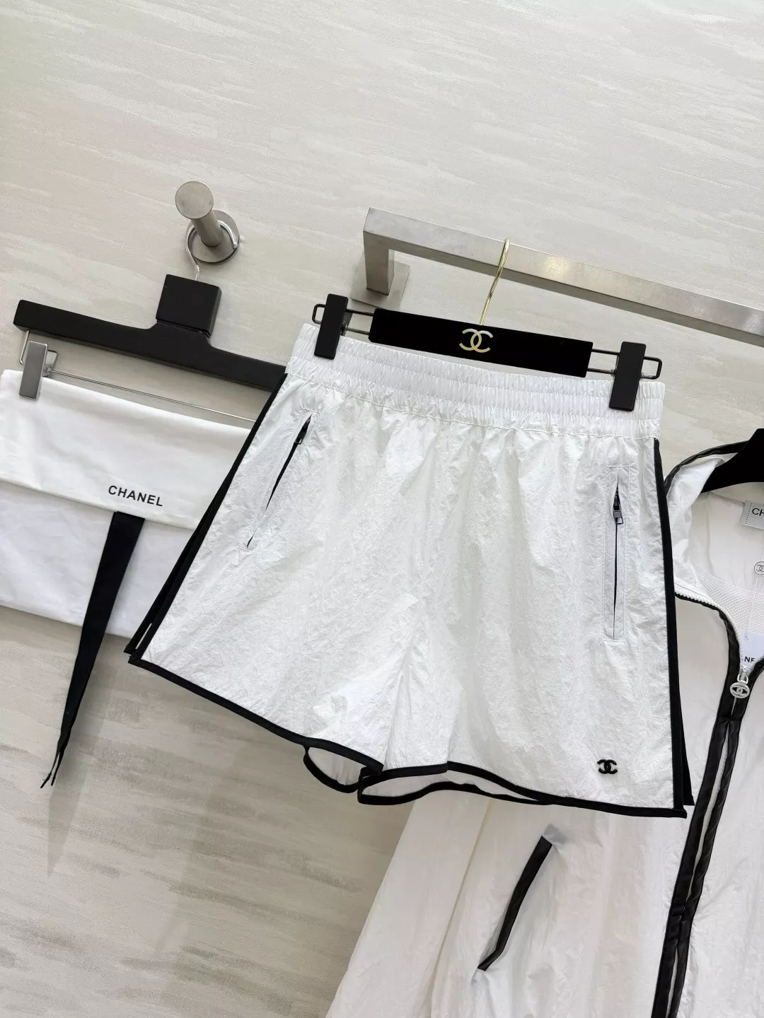 샤넬 배색 라인 나일론 집업 재킷 쇼츠 세트 상세 이미지 9