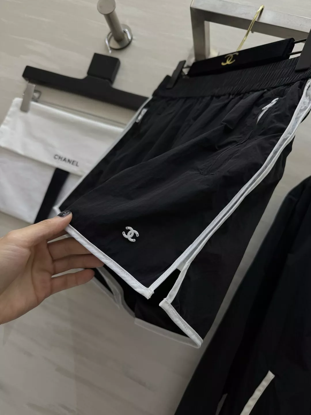 샤넬 배색 라인 나일론 집업 재킷 쇼츠 세트 상세 이미지 5