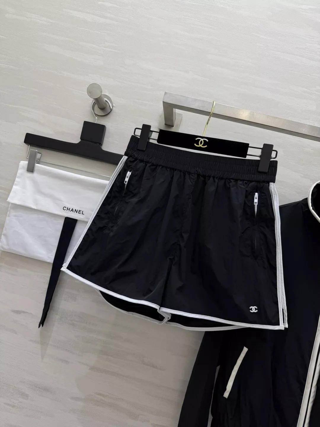 샤넬 배색 라인 나일론 집업 재킷 쇼츠 세트 상세 이미지 8