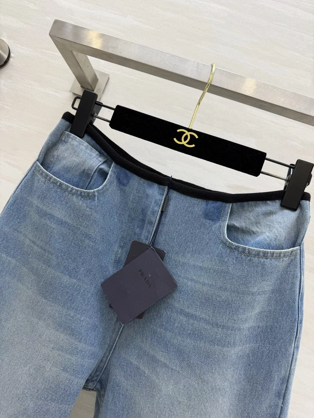 프라다 블랙 배색 밴딩 와이드 워싱 데님 팬츠 상세 이미지 4