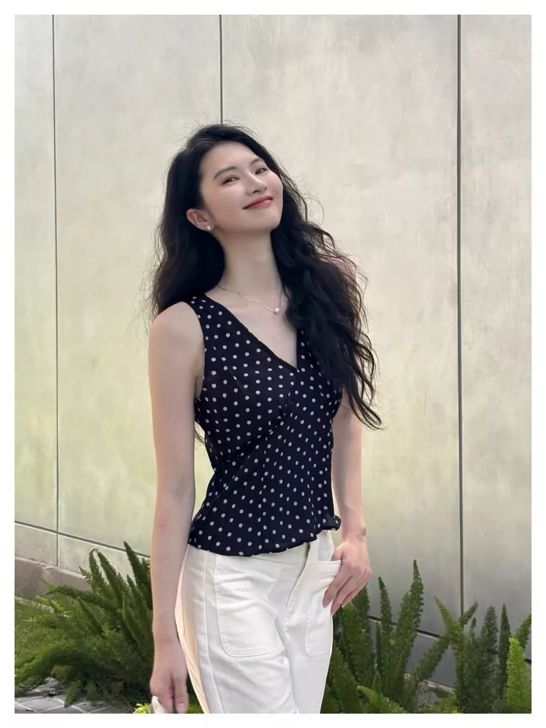 입생로랑 플라워 패턴 V넥 실키 민소매 탱크탑 상세 이미지 34