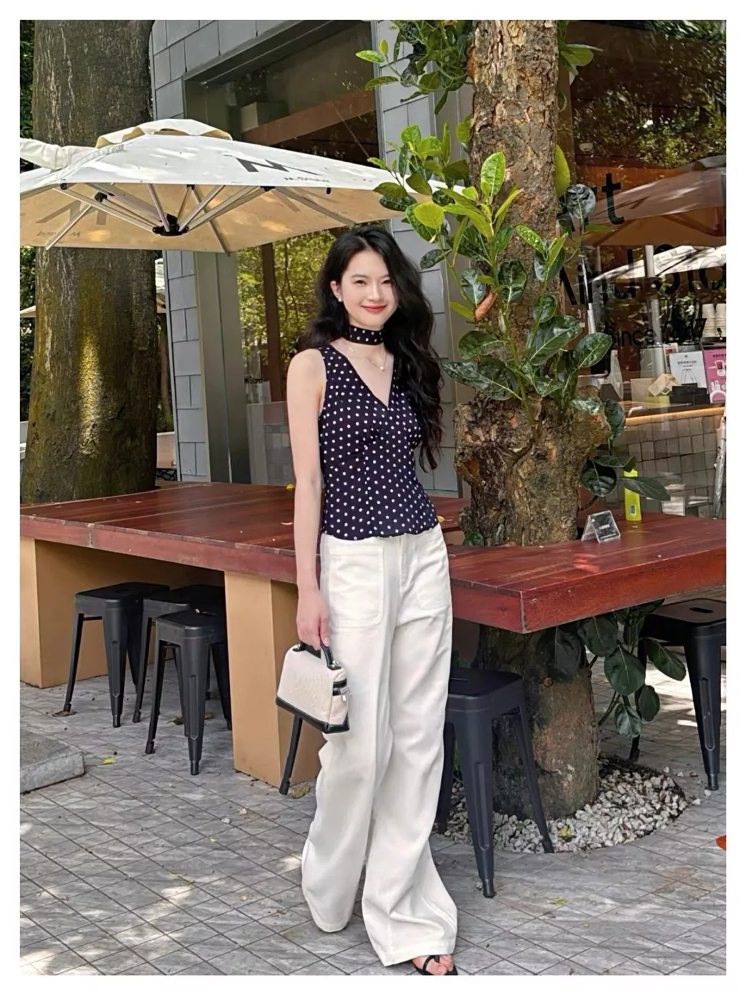 입생로랑 플라워 패턴 V넥 실키 민소매 탱크탑 상세 이미지 28