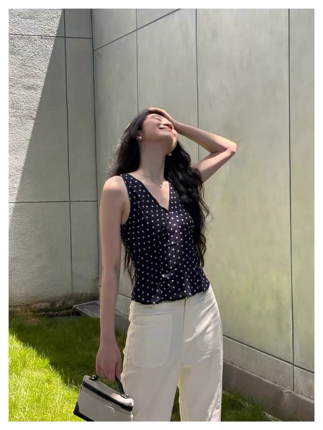 입생로랑 플라워 패턴 V넥 실키 민소매 탱크탑 상세 이미지 31