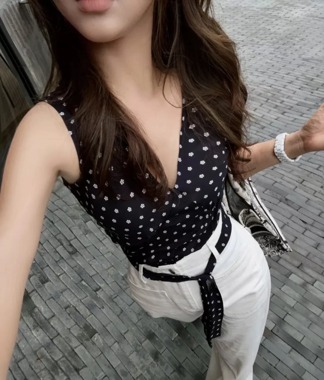 입생로랑 플라워 패턴 V넥 실키 민소매 탱크탑 상세 이미지 47