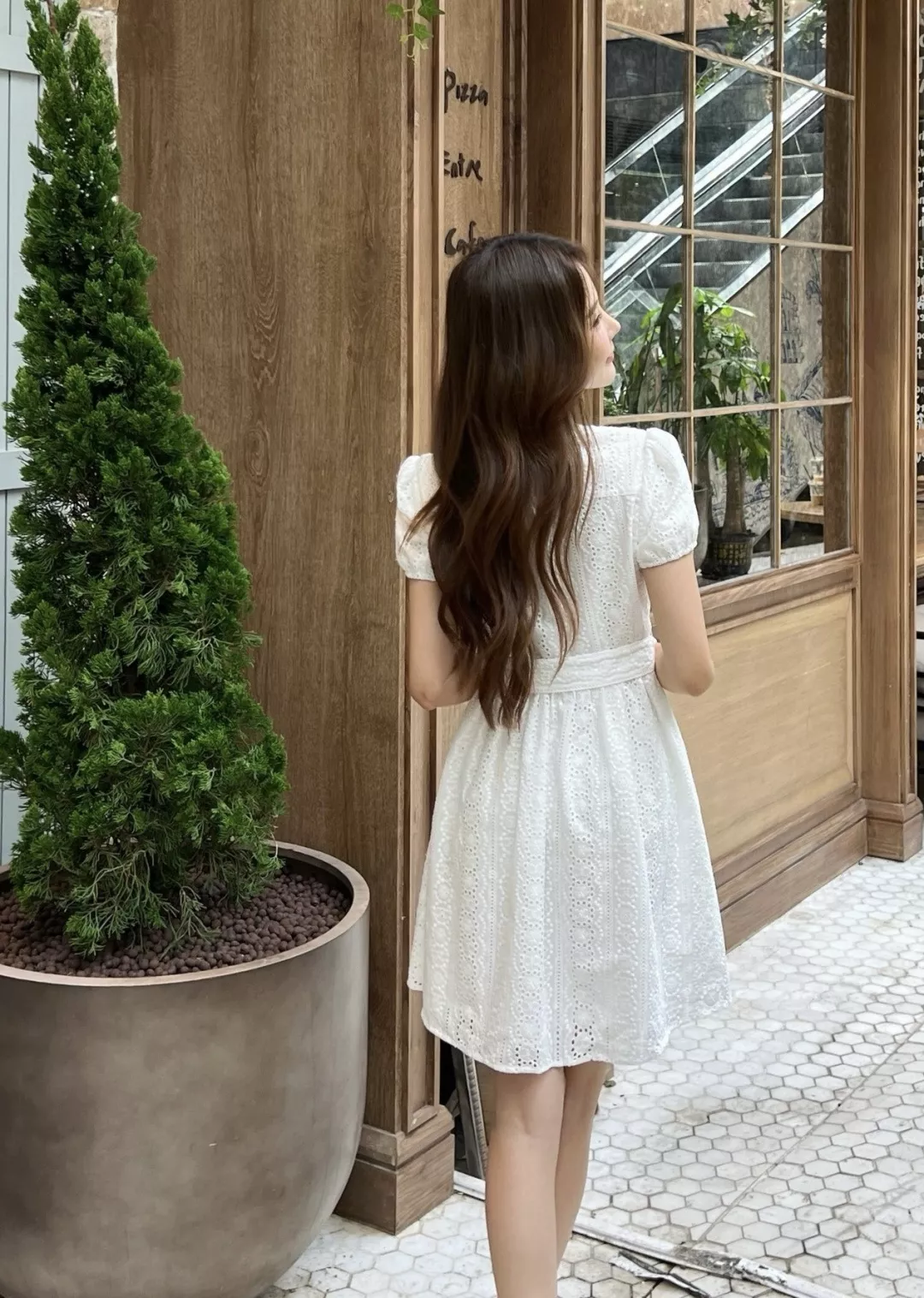 셀린느 플라워 펀칭 자수 벨트 반소매 화이트 원피스 상세 이미지 18