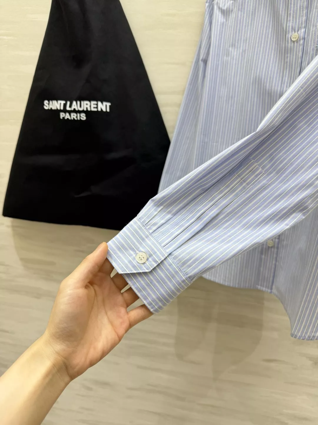 입생로랑 블루 화이트 스트라이프 로고 자수 긴소매 셔츠 상세 이미지 5