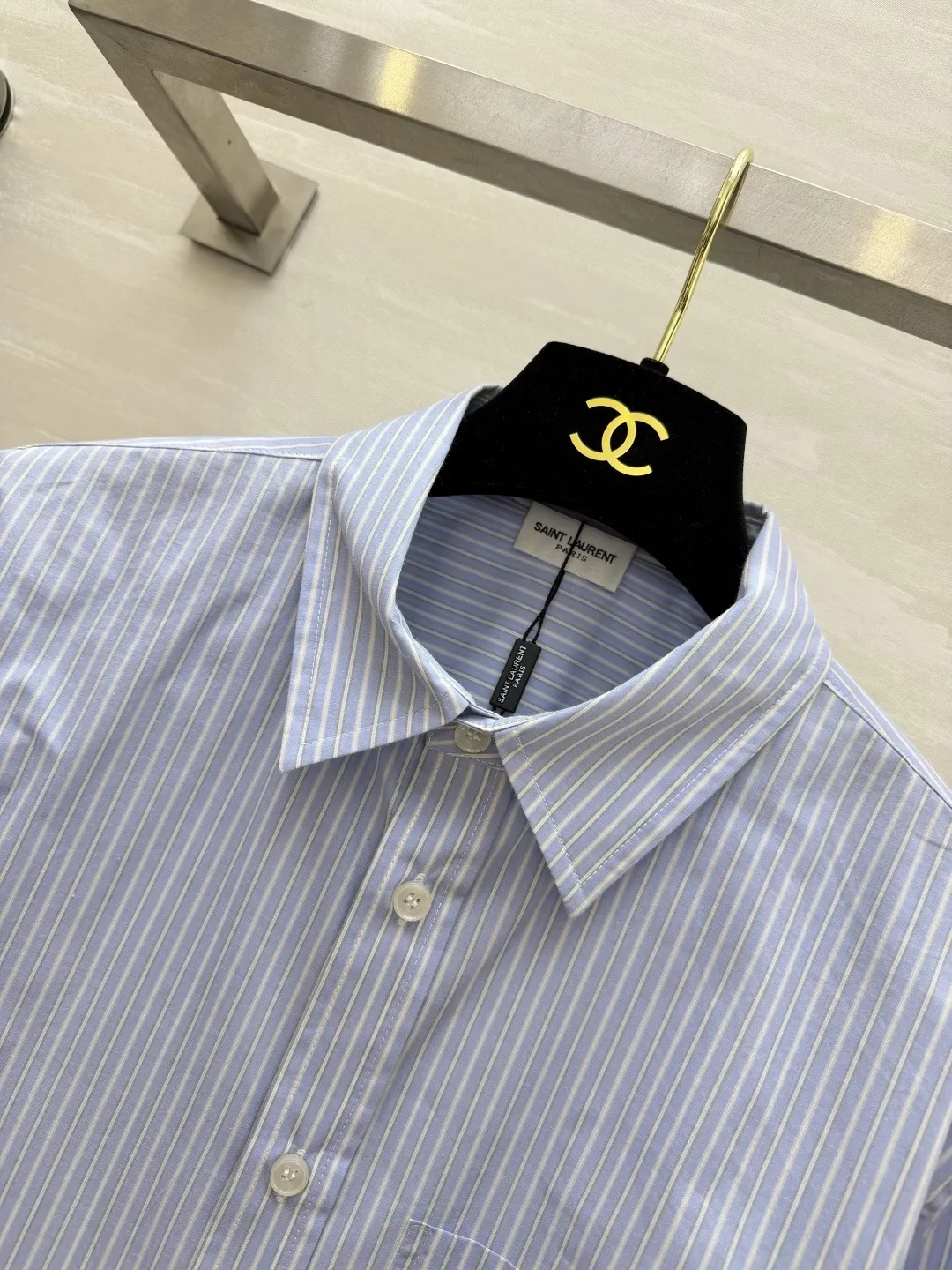 입생로랑 블루 화이트 스트라이프 로고 자수 긴소매 셔츠 상세 이미지 8