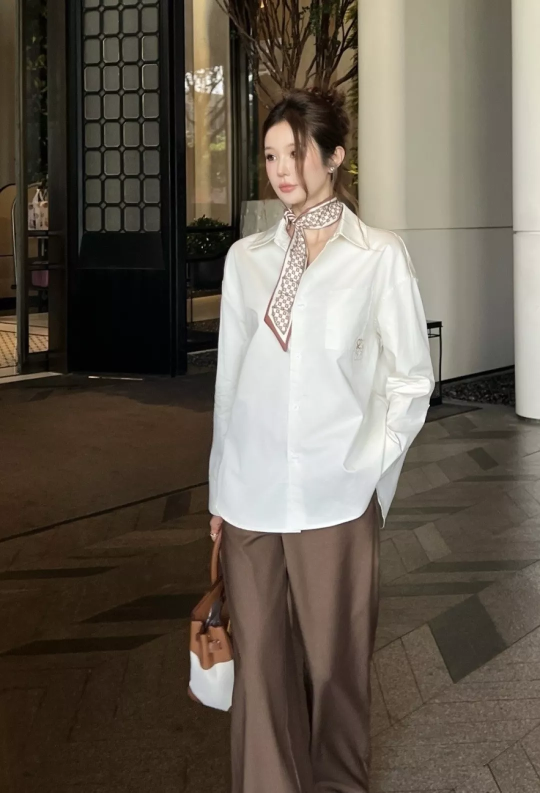 로에베 아나그램 자수 루즈핏 긴소매 셔츠 상세 이미지 11