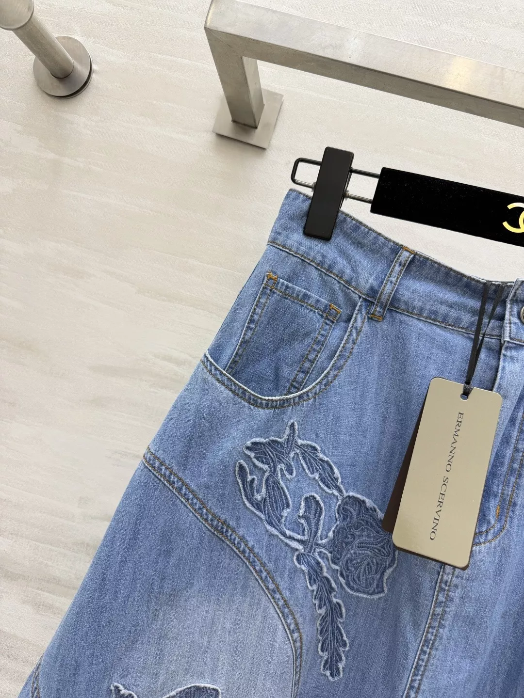 에르마노설비노 플라워 자수 워싱 데님 미디 스커트 상세 이미지 2
