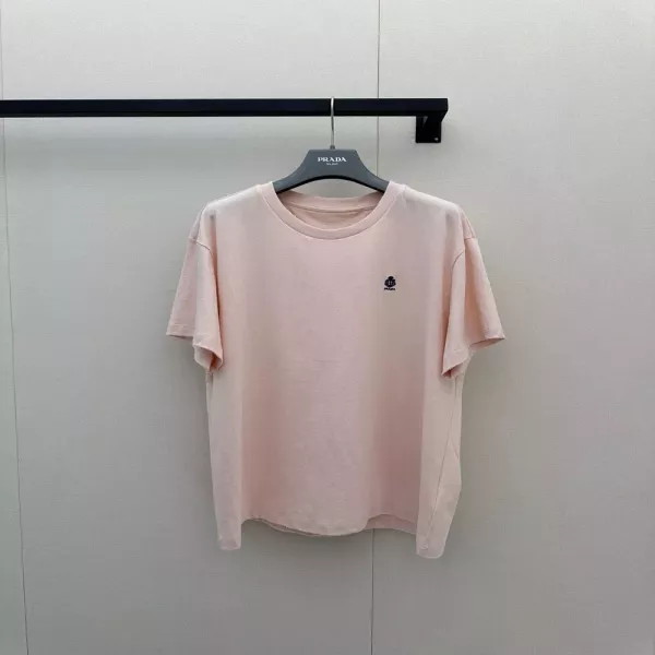 프라다 라운드넥 자수 포인트 루즈핏 반소매 티셔츠