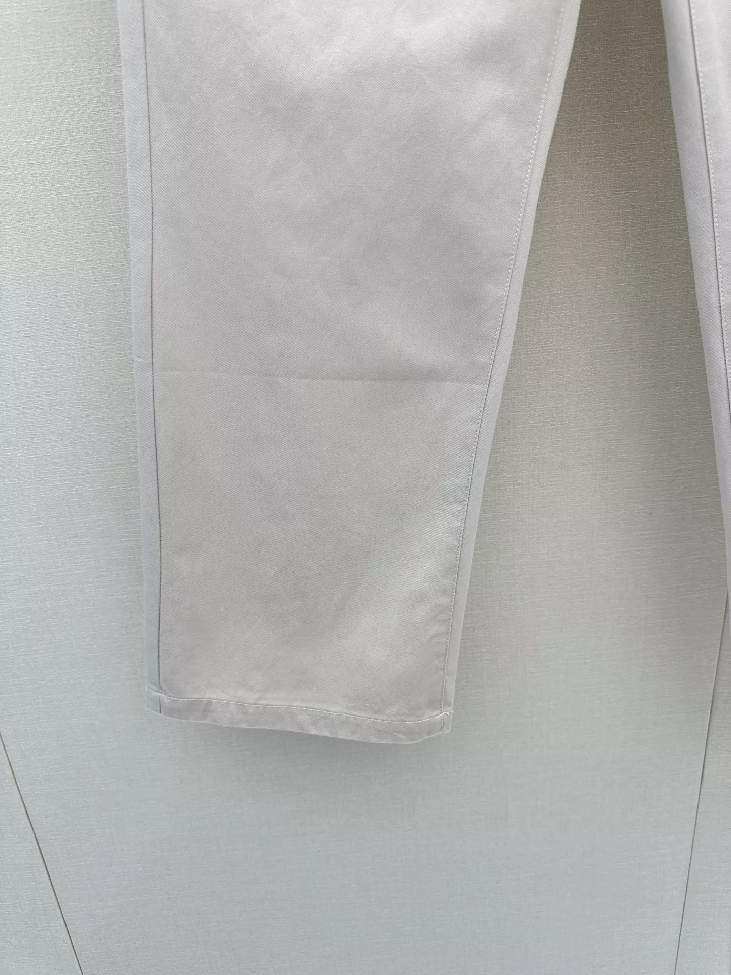 미우미우 로고 자수 화이트 스트레이트 데님 팬츠 상세 이미지 3