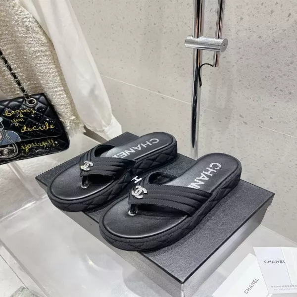 샤넬 클래식 로고 자수 통굽 가죽 쪼리 슬리퍼