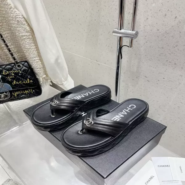 샤넬 로고 자수 플랫폼 가죽 쪼리 샌들