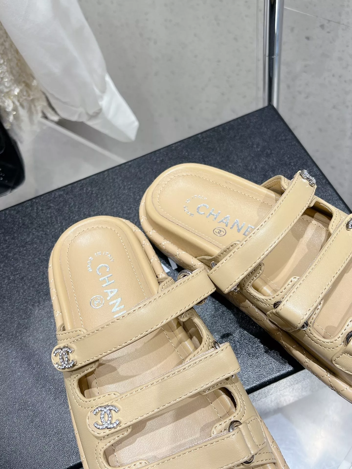 샤넬 퀼팅 벨크로 삼선 가죽 슬리퍼 상세 이미지 6