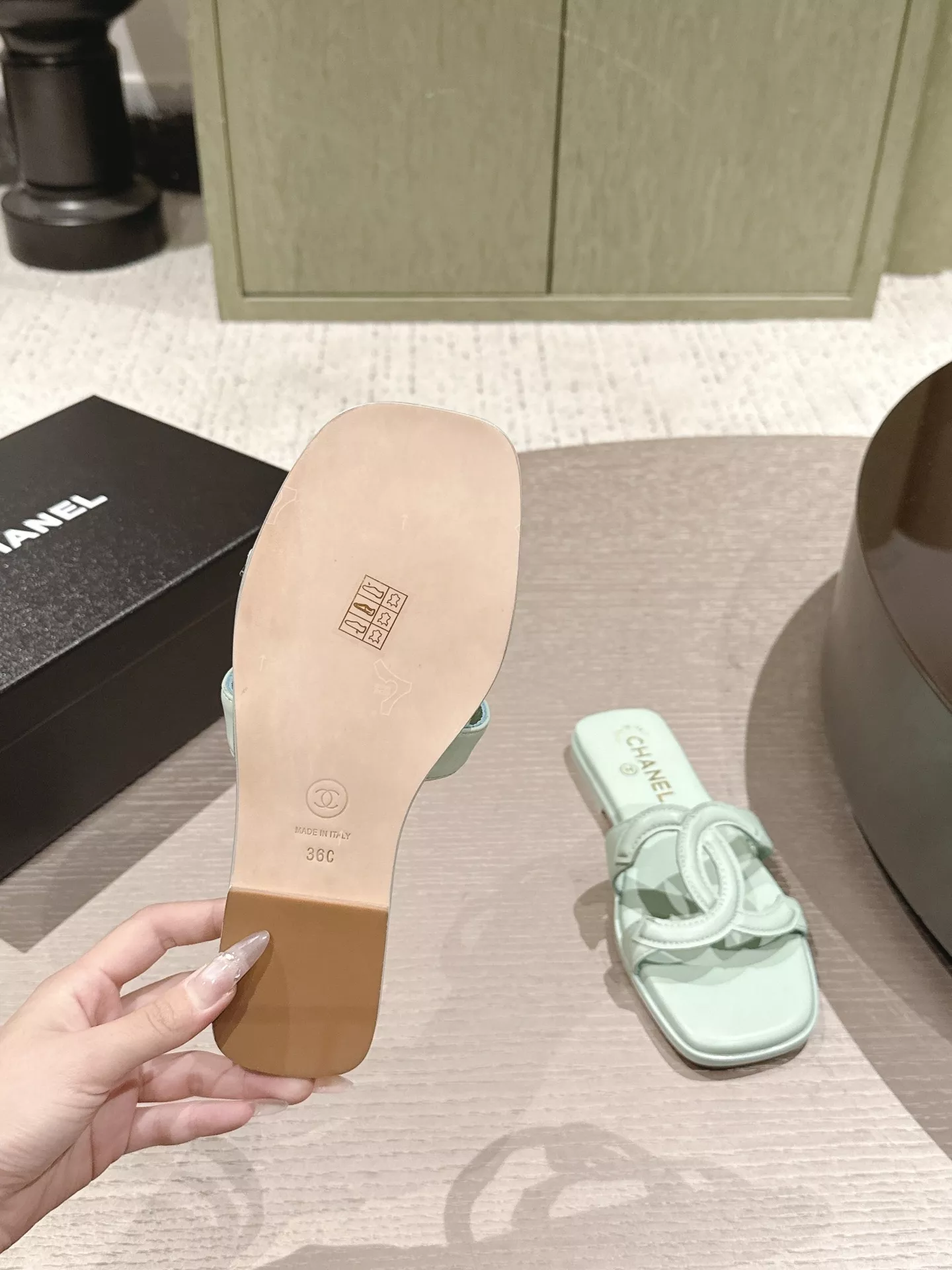 샤넬 오픈워크 더블 C 플랫 슬리퍼 상세 이미지 8