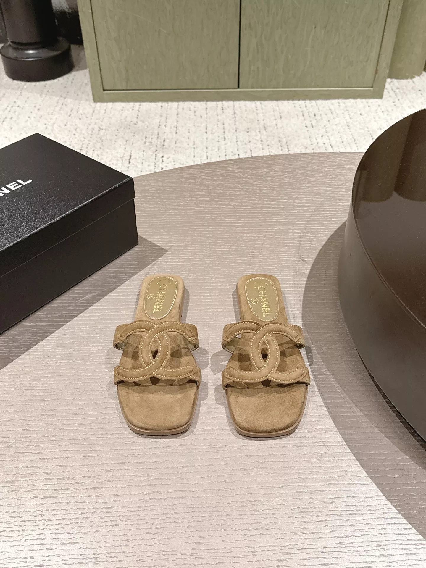 샤넬 더블 C 로고 플랫 가죽 슬리퍼 상세 이미지 1