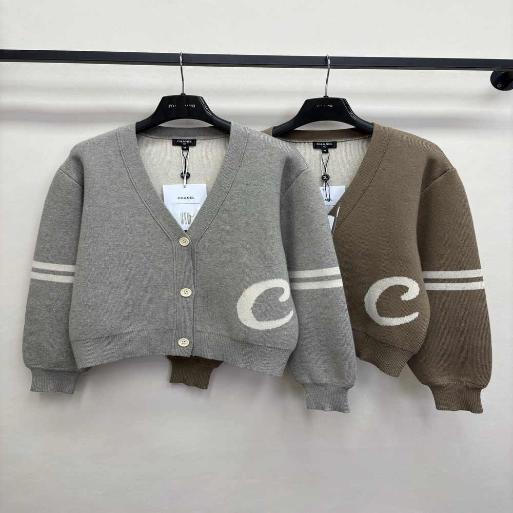 샤넬 브이넥 로고 니트 버튼 가디건