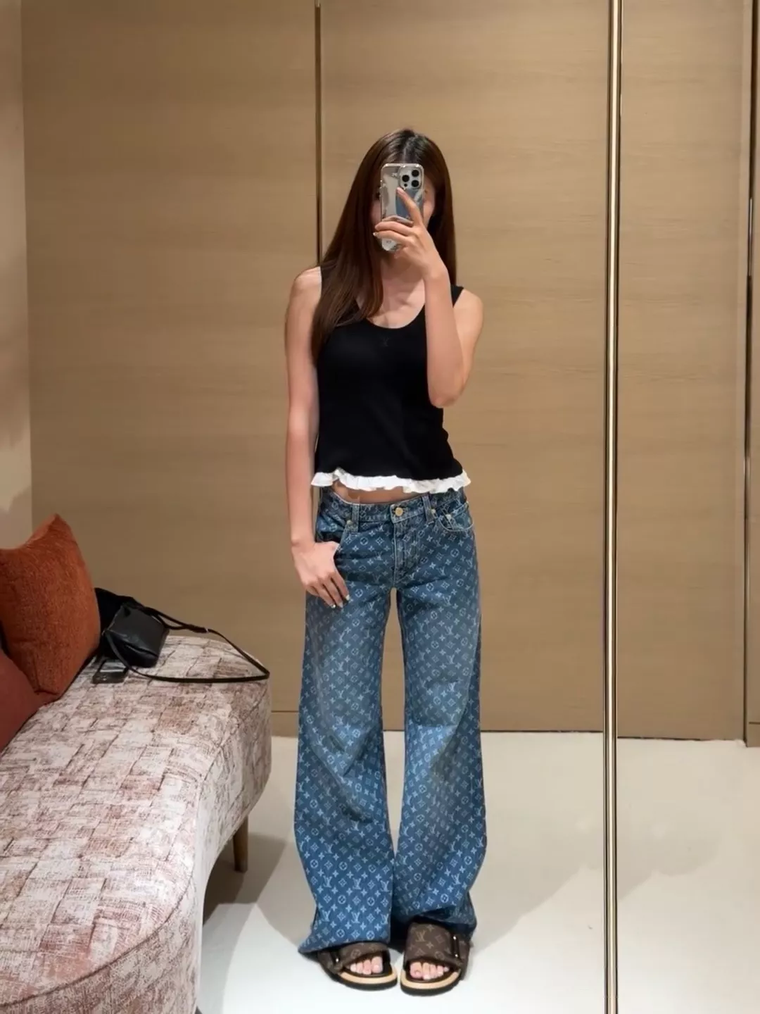 루이비통 로고 포인트 슬림핏 민소매 탱크탑 상세 이미지 96