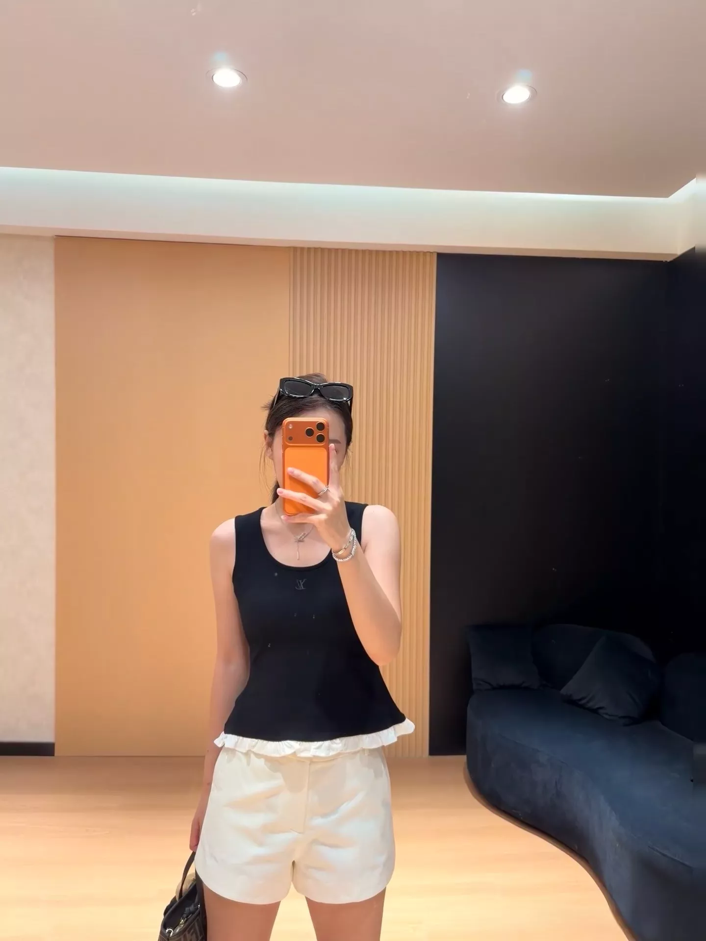 루이비통 로고 포인트 슬림핏 민소매 탱크탑 상세 이미지 92