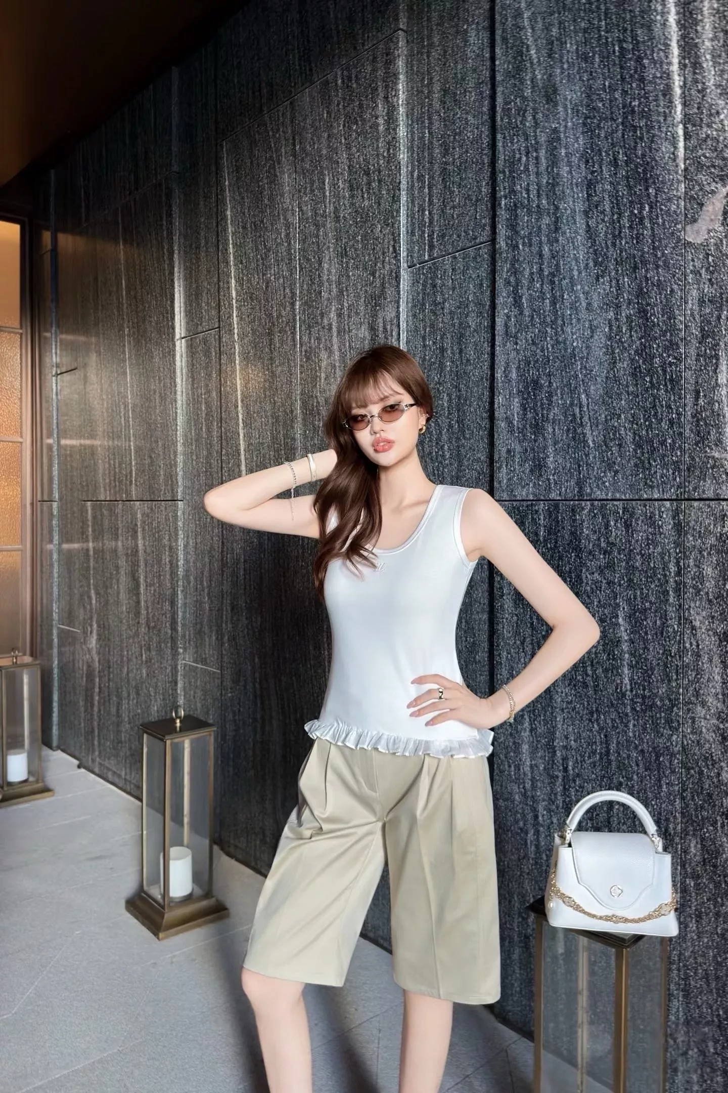 루이비통 로고 포인트 슬림핏 민소매 탱크탑 상세 이미지 87