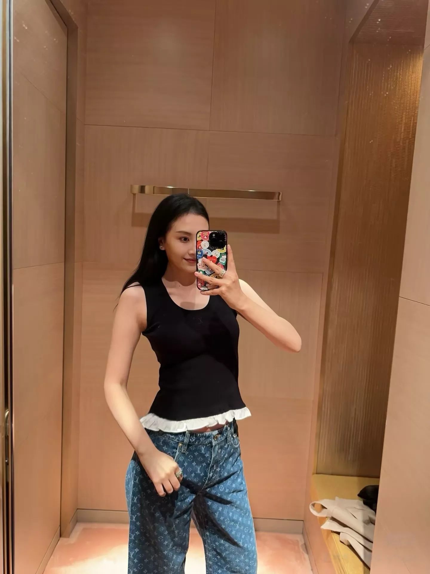 루이비통 로고 포인트 슬림핏 민소매 탱크탑 상세 이미지 91