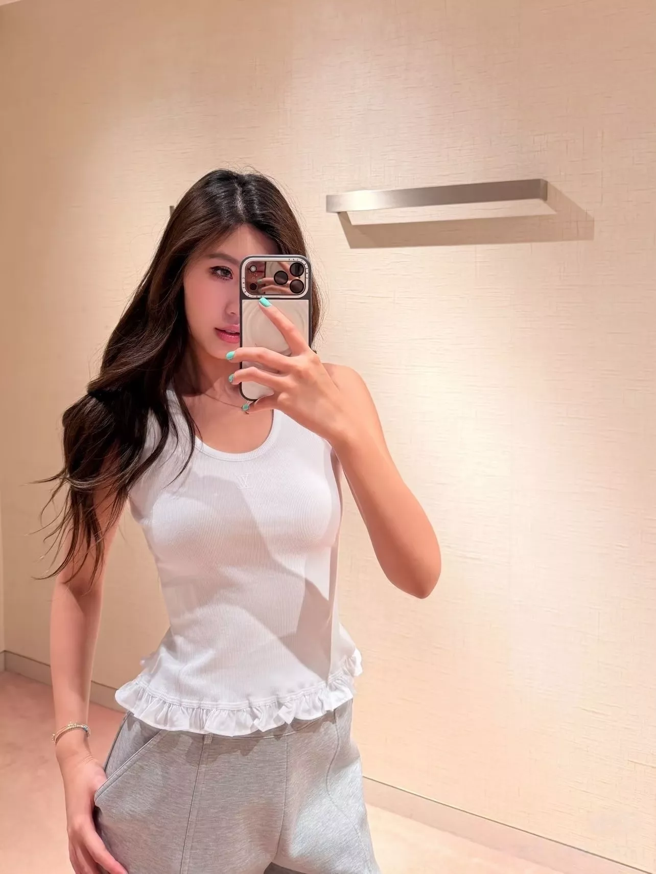 루이비통 로고 포인트 슬림핏 민소매 탱크탑 상세 이미지 79