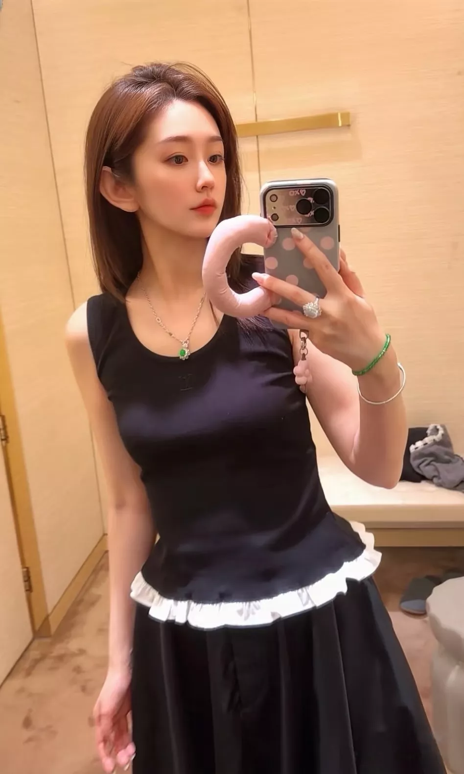 루이비통 로고 포인트 슬림핏 민소매 탱크탑 상세 이미지 94