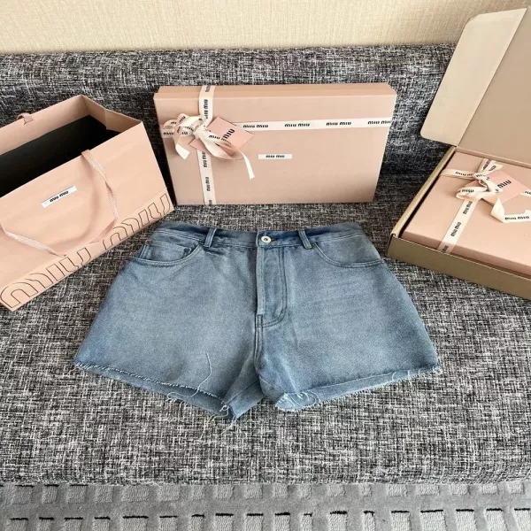 미우미우 워시드 데님 하프 팬츠