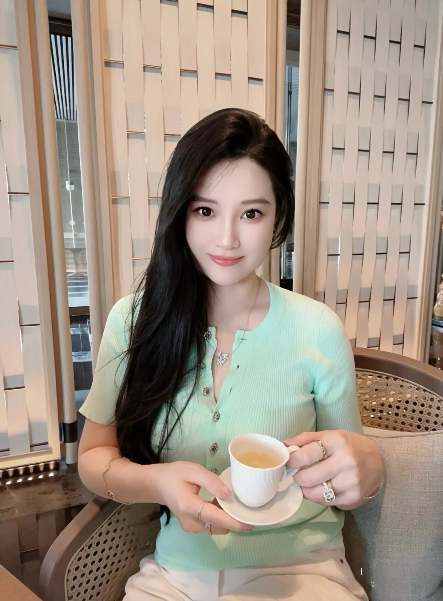 샤넬 배색 버튼 카라 반소매 니트 상세 이미지 98