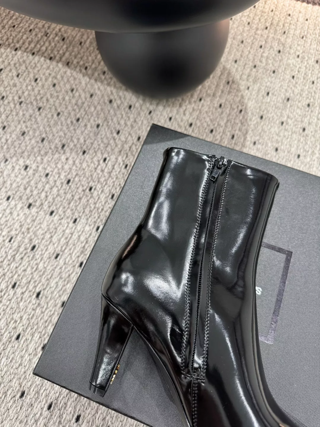 입생로랑 스퀘어토 광택 가죽 앵클 부츠 상세 이미지 8