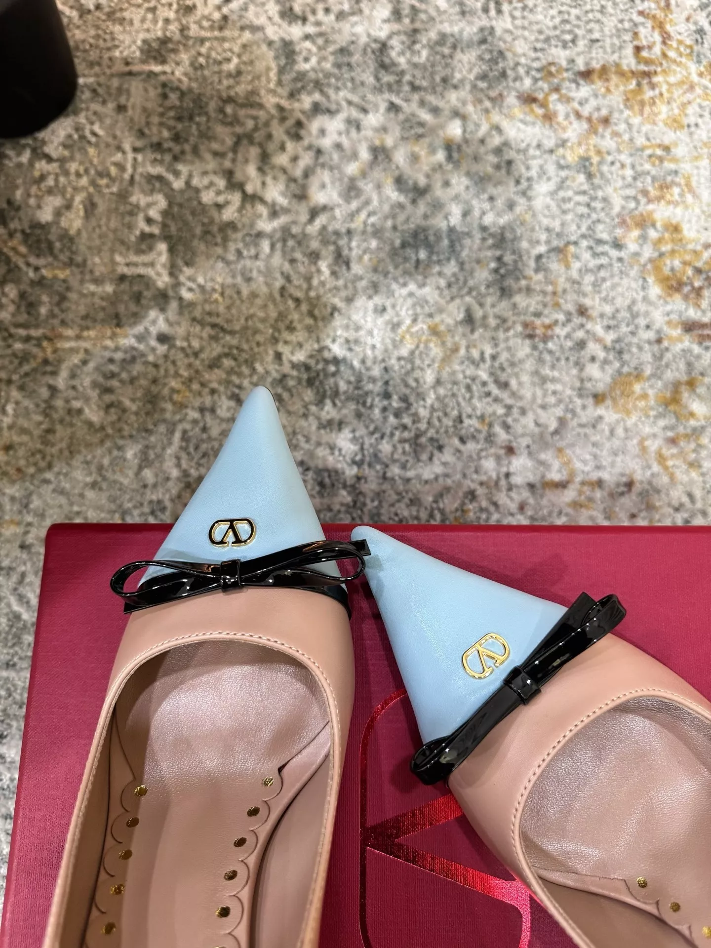 발렌티노 배색 리본 포인트 양가죽 펌프스 상세 이미지 6