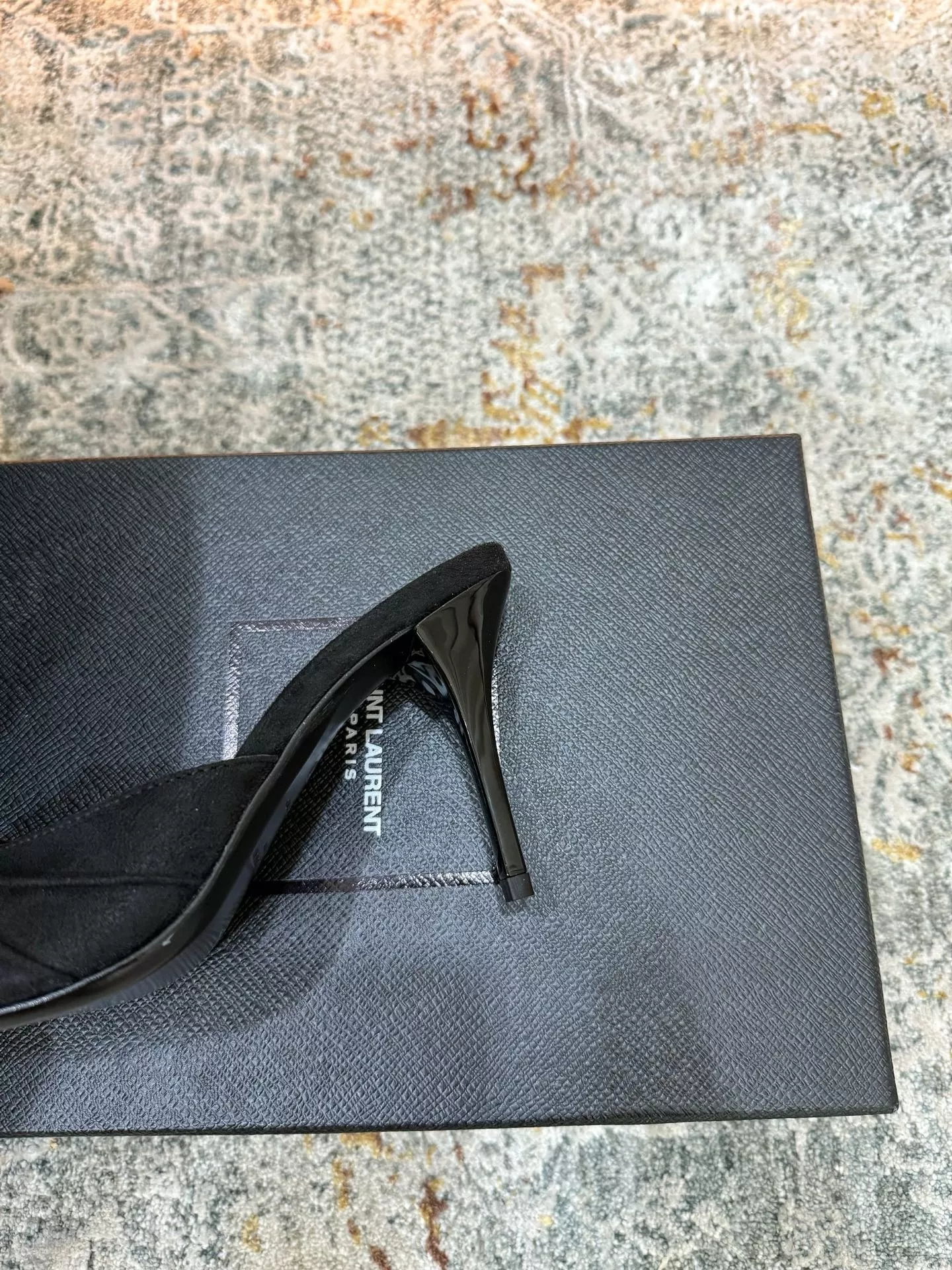 입생로랑 스웨이드 포인티드토 로고 하이힐 뮬 상세 이미지 8