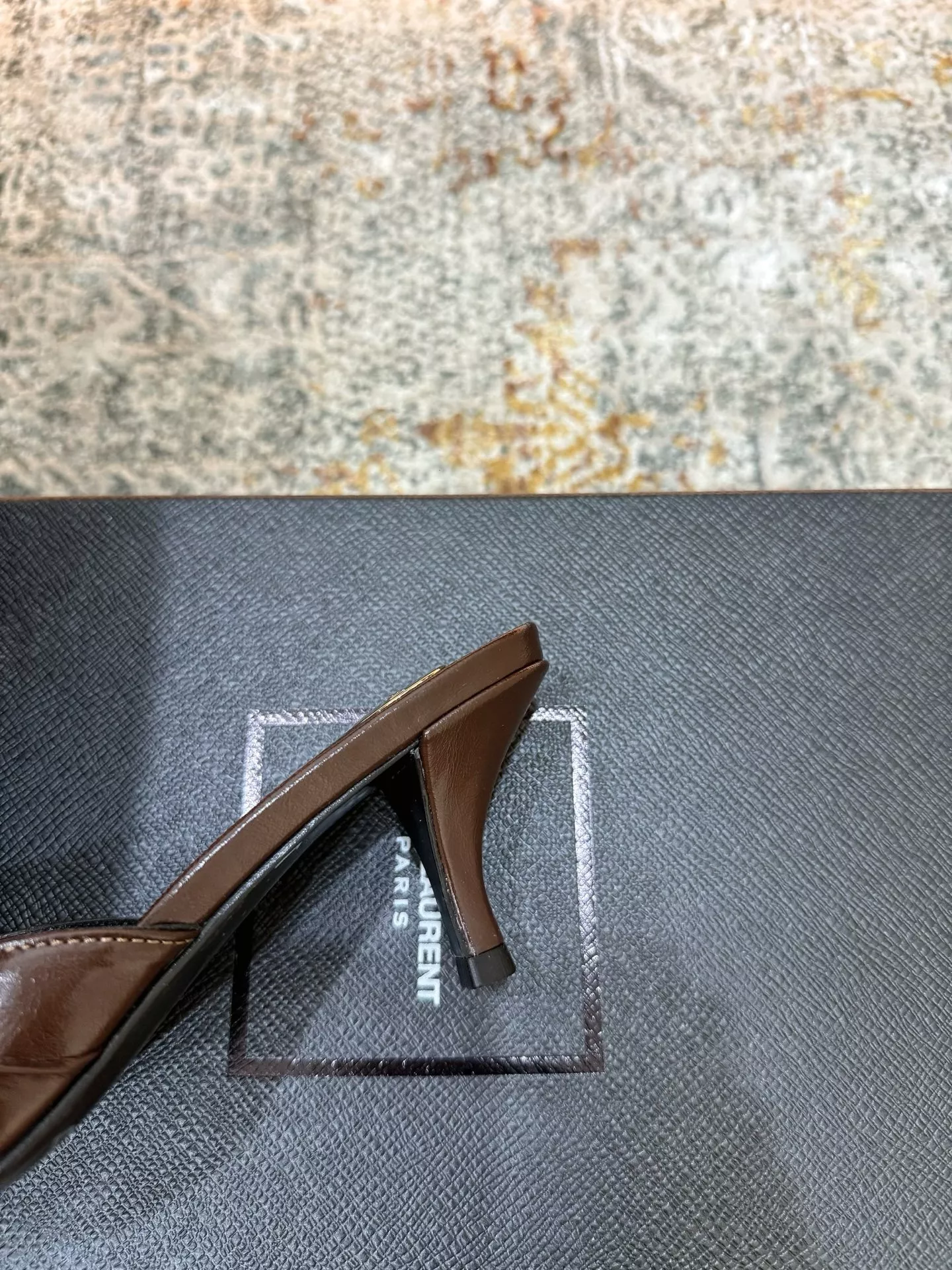 입생로랑 포인트토 YSL 장식 가죽 토오픈 뮬 상세 이미지 8