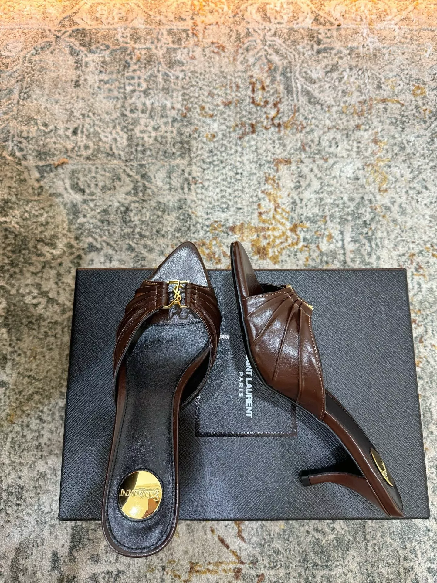 입생로랑 포인트토 YSL 장식 가죽 토오픈 뮬 상세 이미지 4