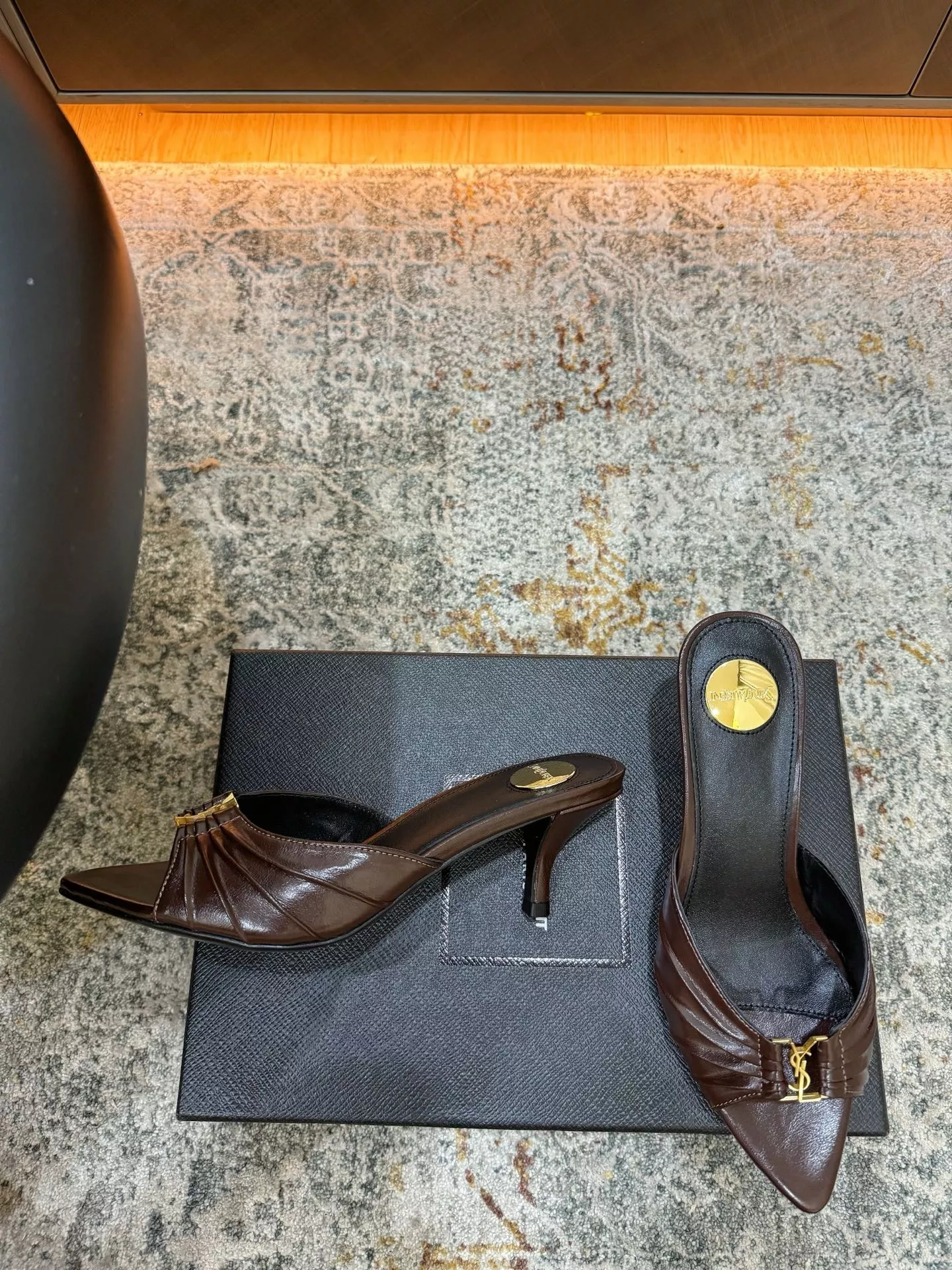 입생로랑 포인트토 YSL 장식 가죽 토오픈 뮬 상세 이미지 9